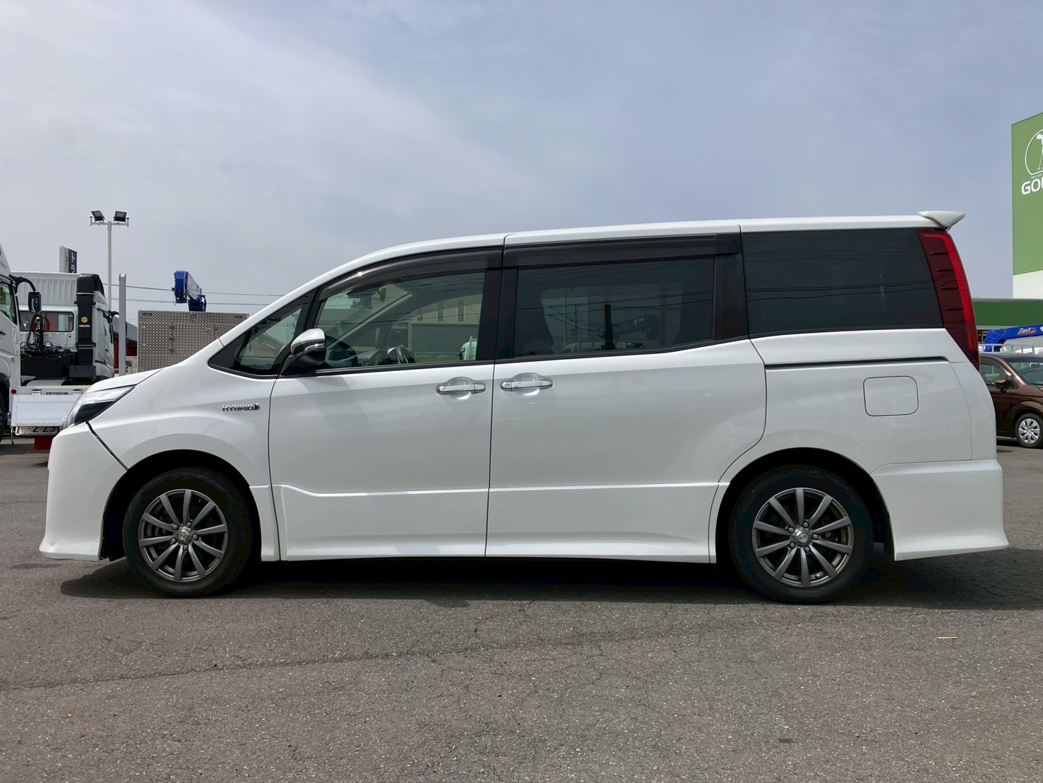 トヨタ ノア ハイブリッド