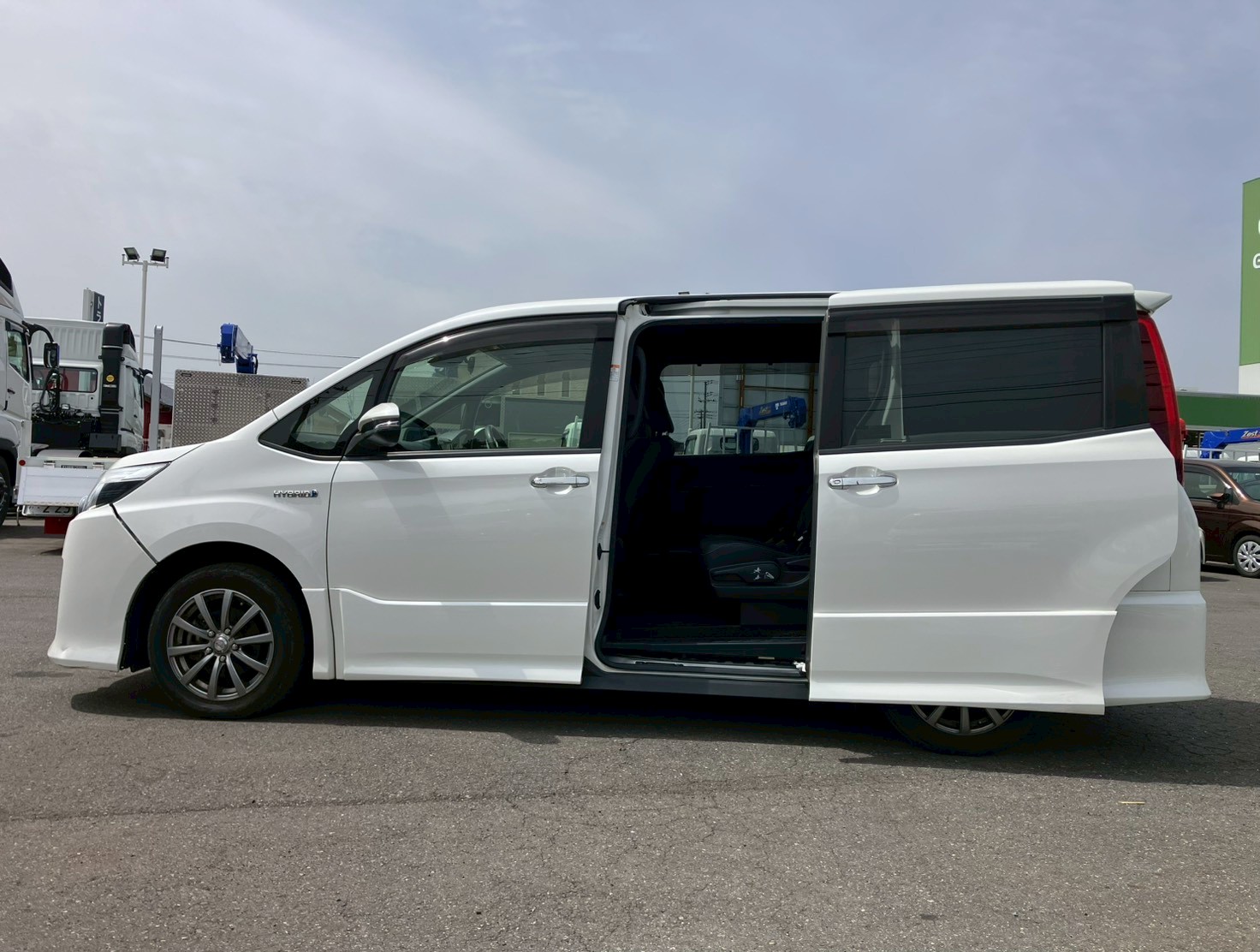 トヨタ ノア ハイブリッド